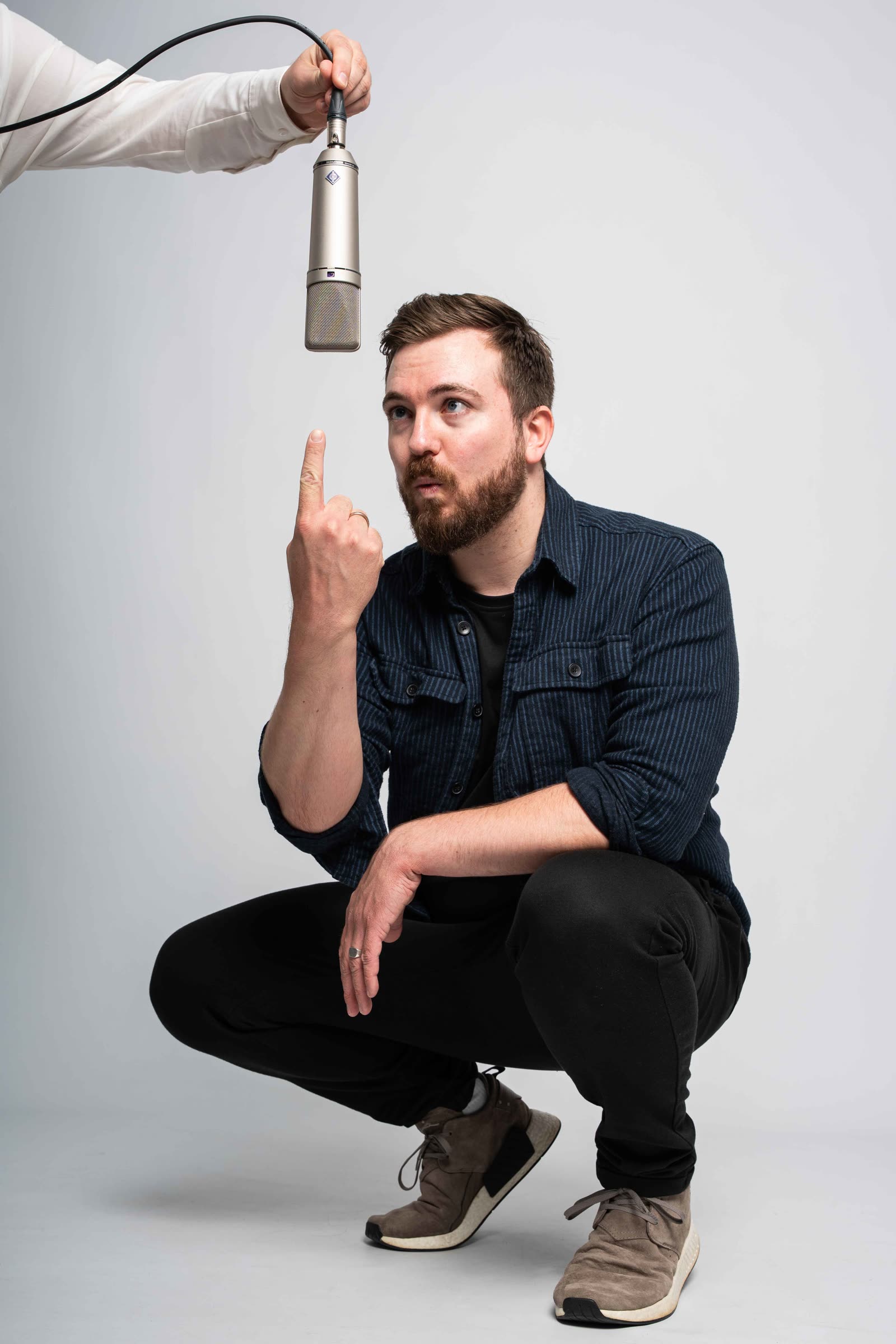 Werbesprecher Christian Grollmann am Mikrofon im Studio