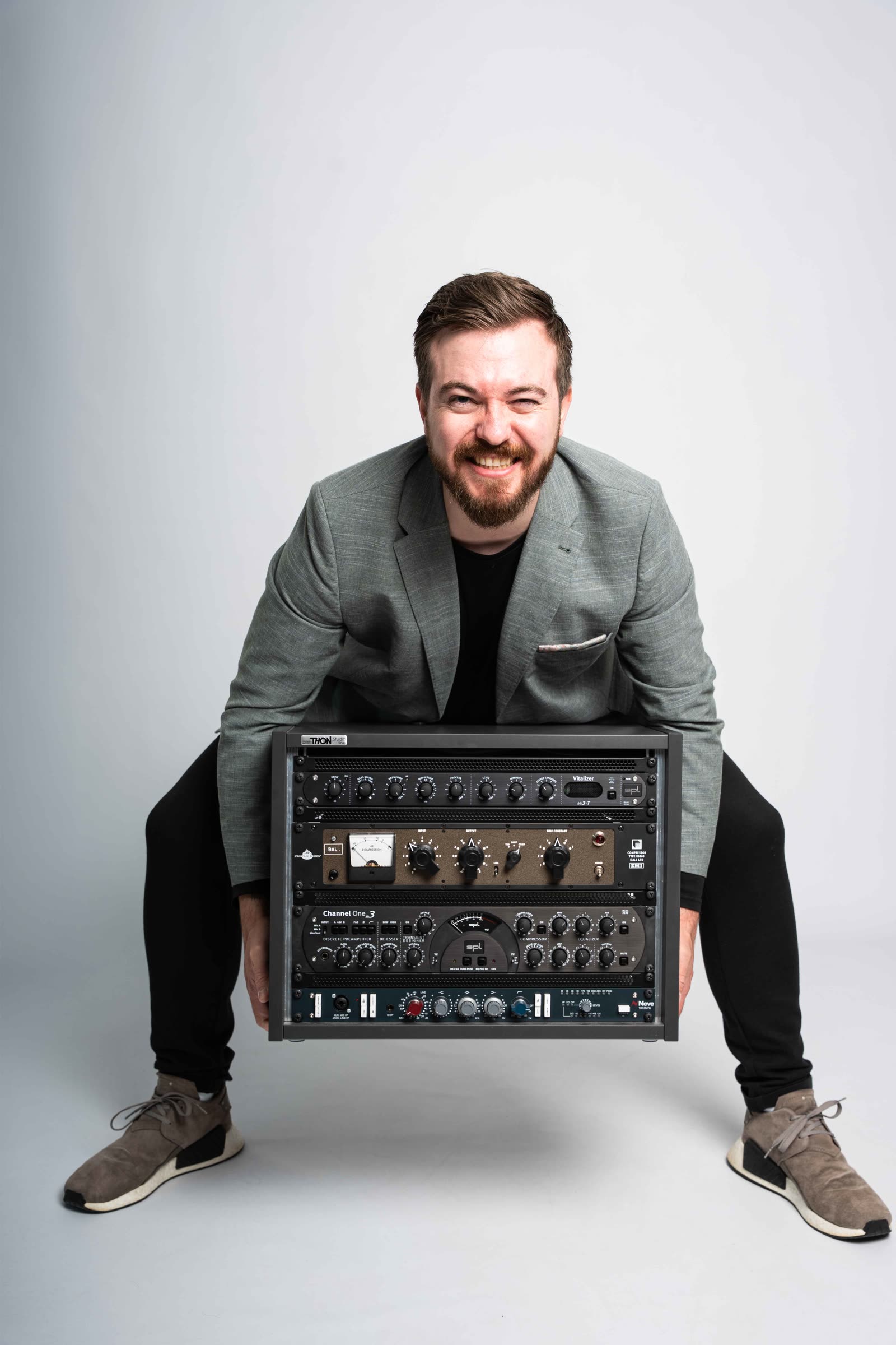 Christian Grollmann im Studio, echte Stimme statt KI