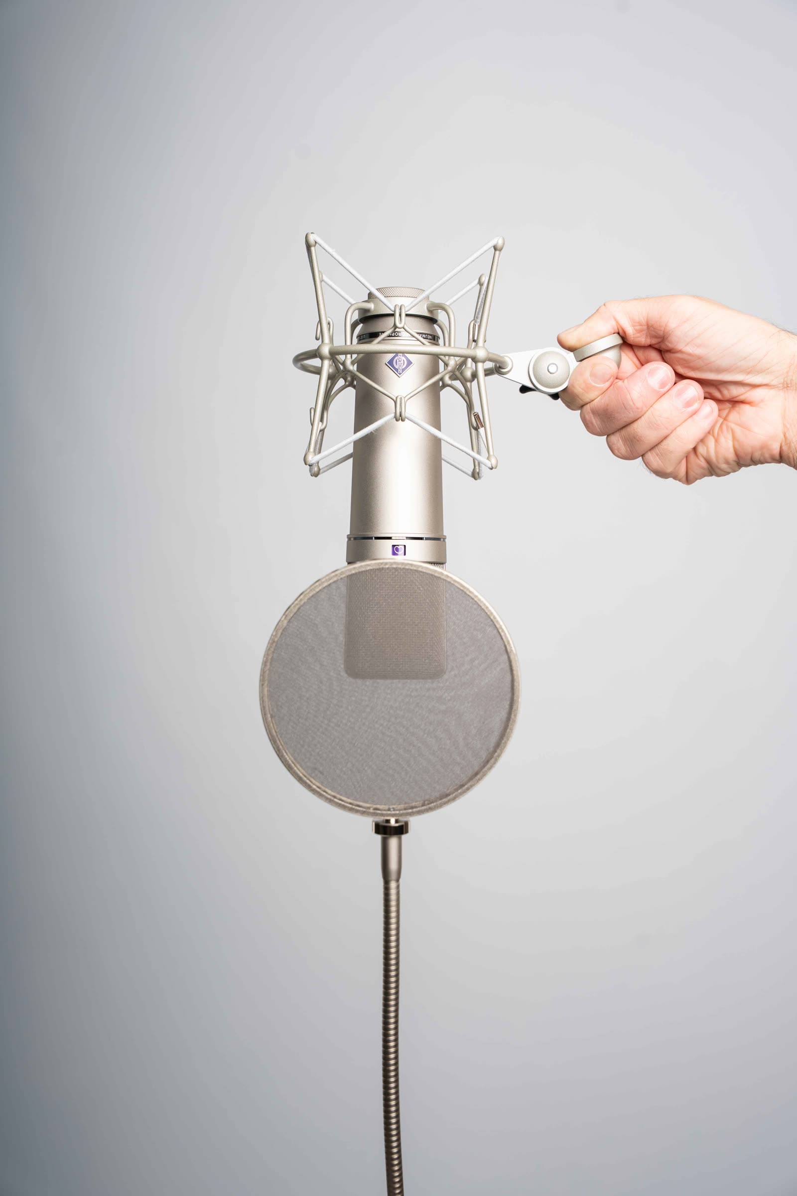 Neumann-Mikrofon im Shockmount für Podcast-Aufnahmen